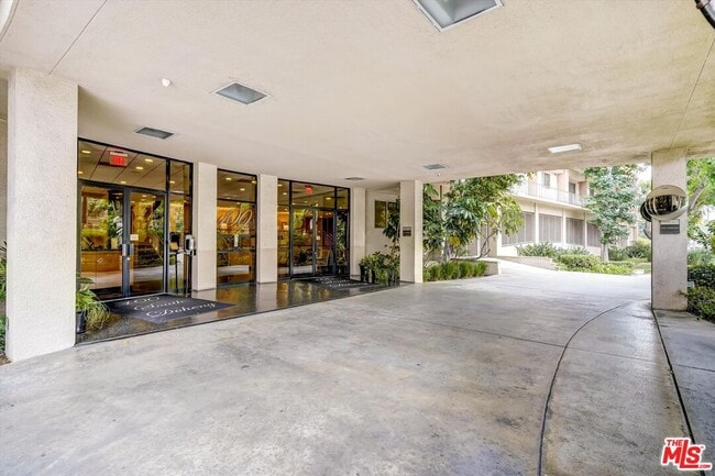 Building Photo - 100 S Doheny Dr