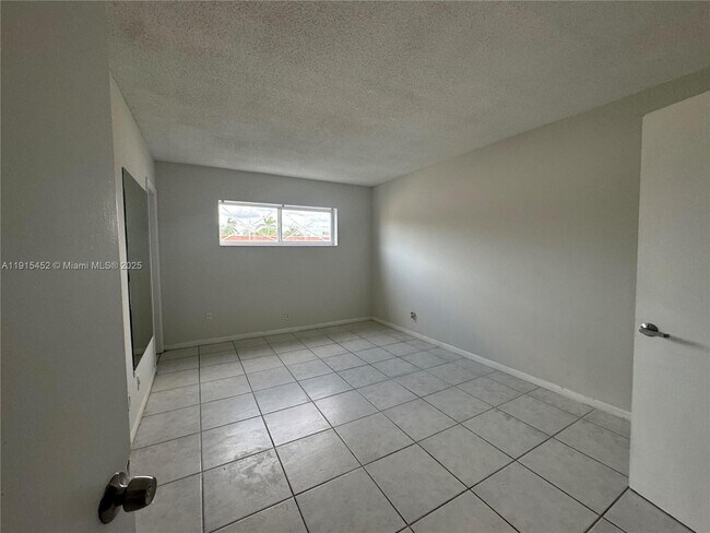 Building Photo - 1060 Crystal Lake Dr