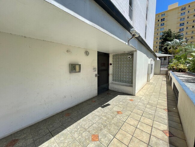 Building Photo - Recently Remodeled Studio In The Heart of Waikiki.