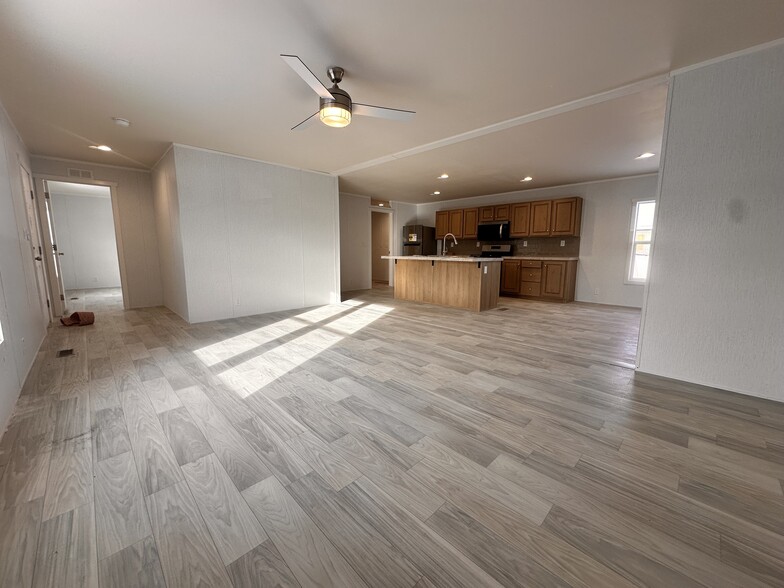 Building Photo - 14 Bing St N