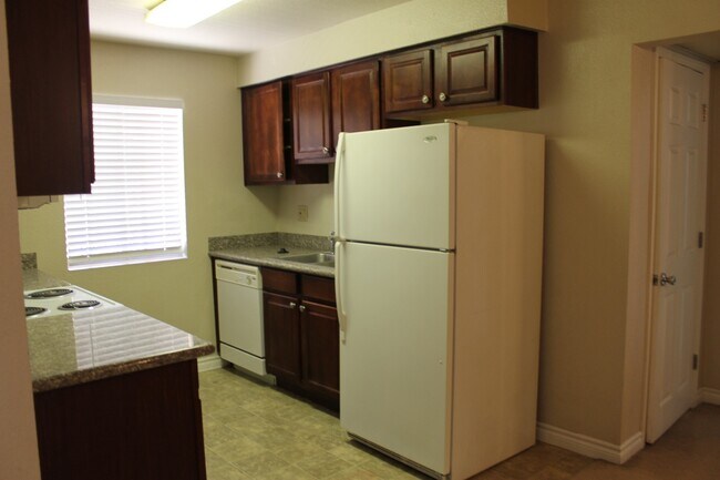 Building Photo - CUTE CONDO 1 BEDROOM, 1 BATHROOM, NEAR STR...