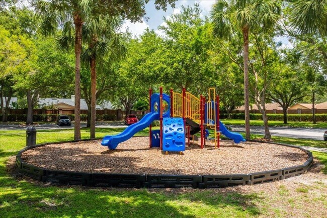 Building Photo - Charming End-Unit Condo in Gated Bordeaux Community!
