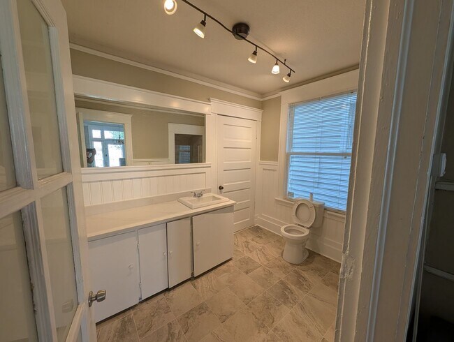 Building Photo - Huge 4 bedroom in prime downtown location!