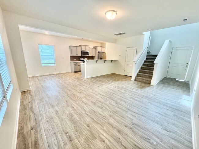 Building Photo - 3 Bedroom paired home with 2 car garage mi...