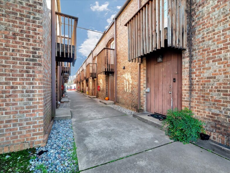 Building Photo - 208 E Starr Ave