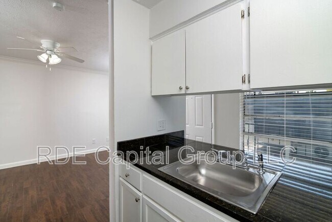Building Photo - 2816 Throckmorton St