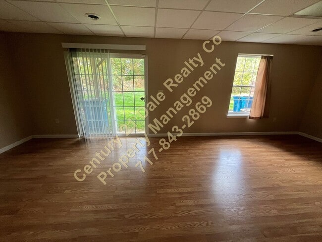 Building Photo - Beautiful 3 BR, 2.5 Bath home in Woodcrest Hills Condo located in Central York School District