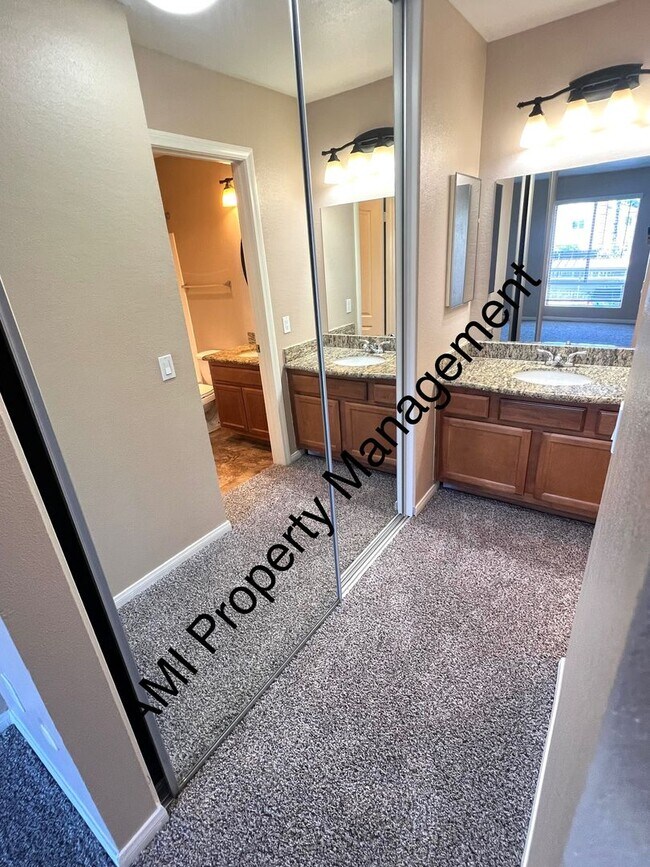 Building Photo - 1/2 OFF 1ST MONTH"S RENT!! MOVE IN BY DECEMBER 1ST!!