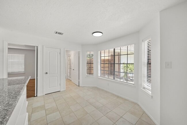 Building Photo - 2406 Parkwood Ln