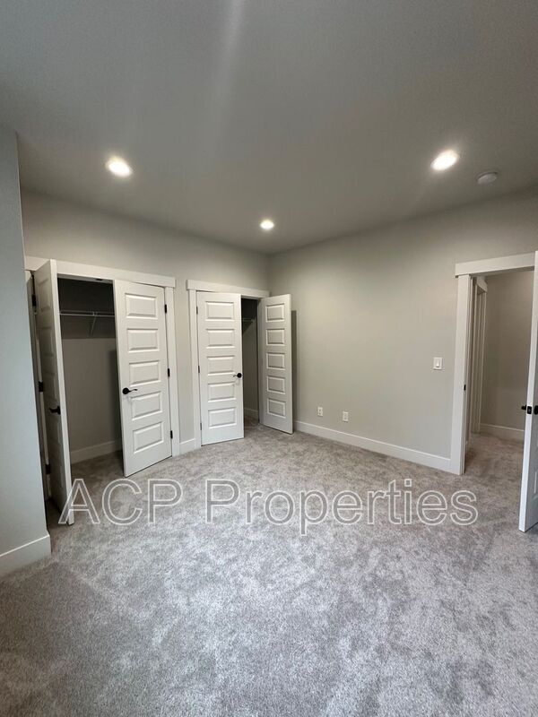 Building Photo - 8 Clematis Ln