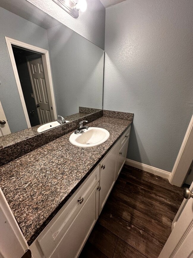 Building Photo - 3 Bedroom 1.5 Bathroom Condominium For Rent