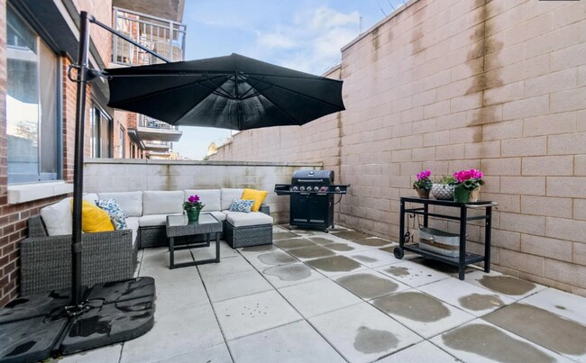 Building Photo - Modern and Stunning 1 Bedroom, 1 Bath + Den Condo in the popular Lexicon – Available Now!