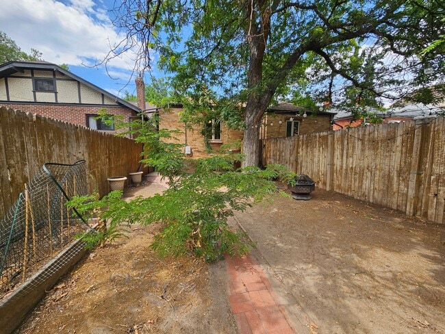 Building Photo - Alamo Placita Adorable 3 Bed 2 Bath Bungalow w/ CACH, Garage, Fenced Yard & More