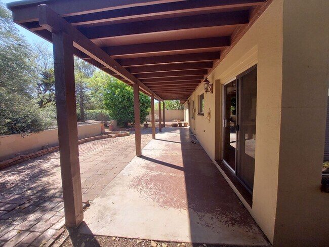 Building Photo - Spacious House