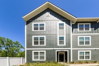 Building Photo - Beautiful 3BR 3.5BA Townhome w/ Full Appliance Kitchen Garage Parking in University