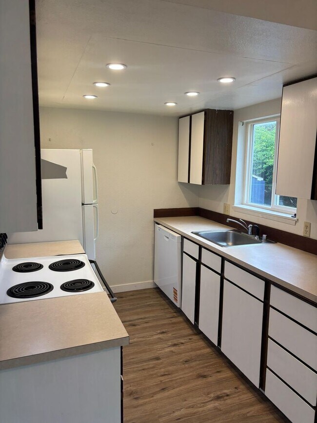 Building Photo - Beautiful ground floor unit in Lynnwood 4-plex
