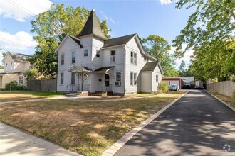 Building Photo - 32 Carman St