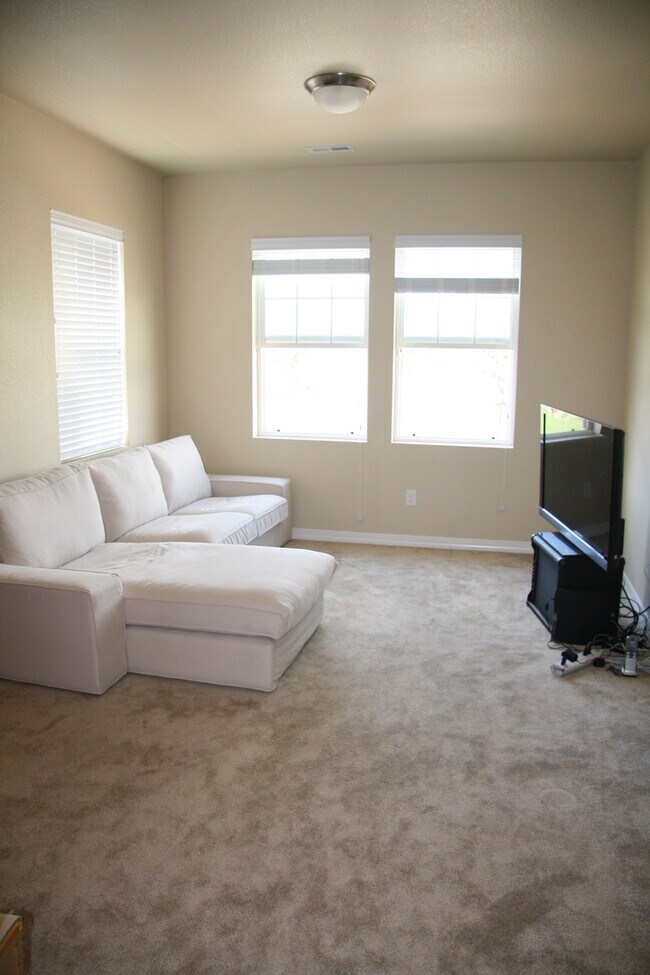 Building Photo - Two Story Townhouse in Old Colorado City!
