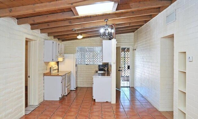 Building Photo - 4 bedroom/2 bath home on large lot near Alvernon/Grant!