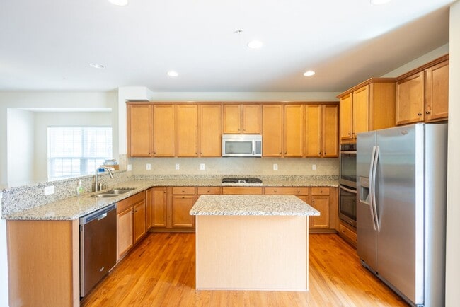 Building Photo - Beautiful 3 BR/3 BA EOG Townhome in Capito...