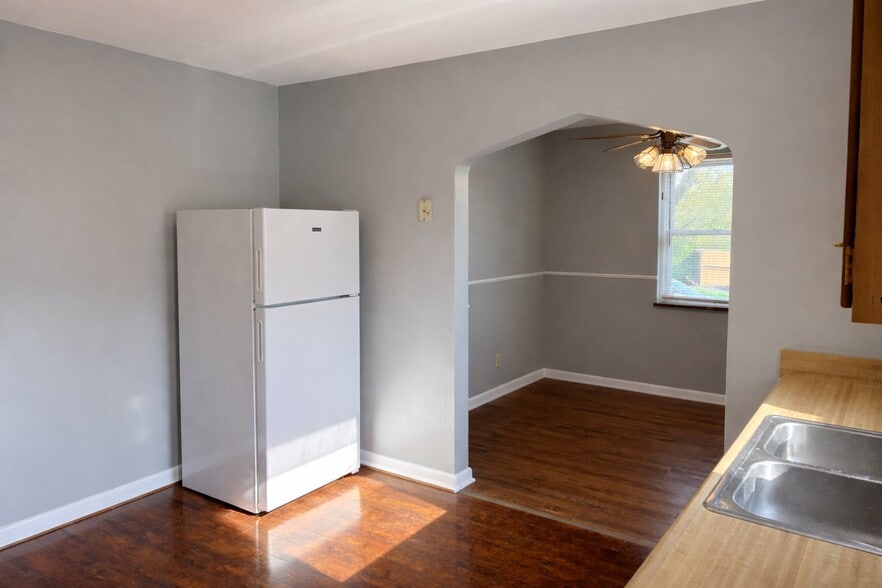 Building Photo - 5517 Surrey Ave