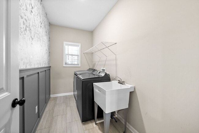 Building Photo - 222 Cooper River Wy