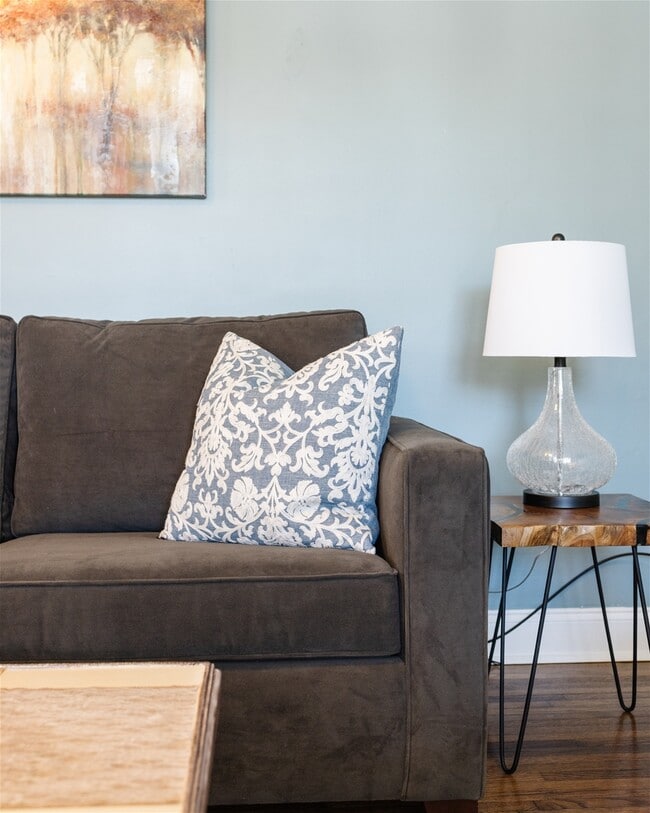 Building Photo - 9 Brookview Cir