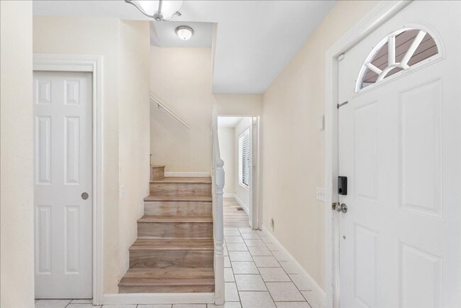 Building Photo - 2717 Knollwood Dr