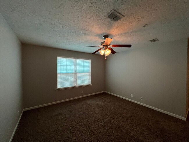 Building Photo - Available Immediately! Gorgeous 4 Bedroom 3 Bath in Creeksbend Subdivision