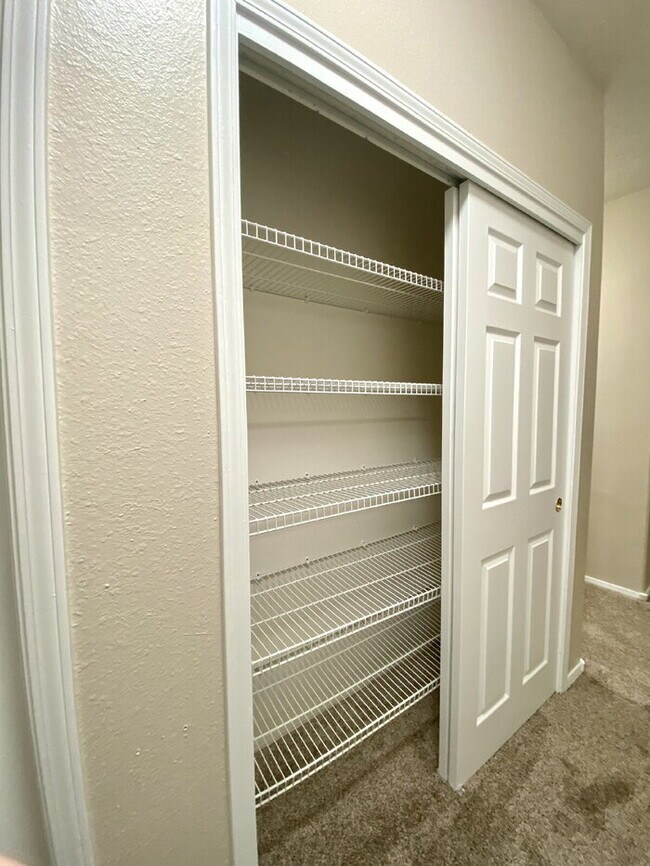 Building Photo - Enchanted Hills - 4BR/2Bath