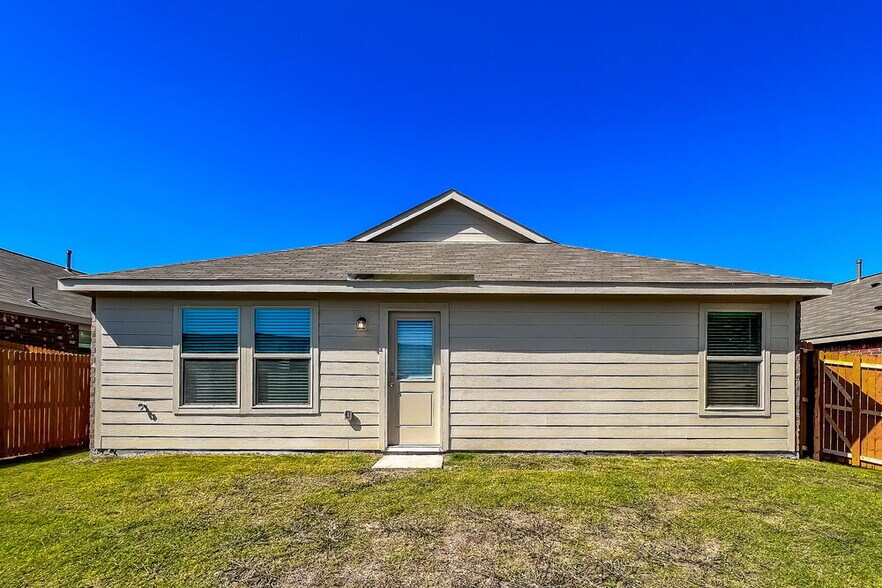 Building Photo - 1040 Crestview Dr