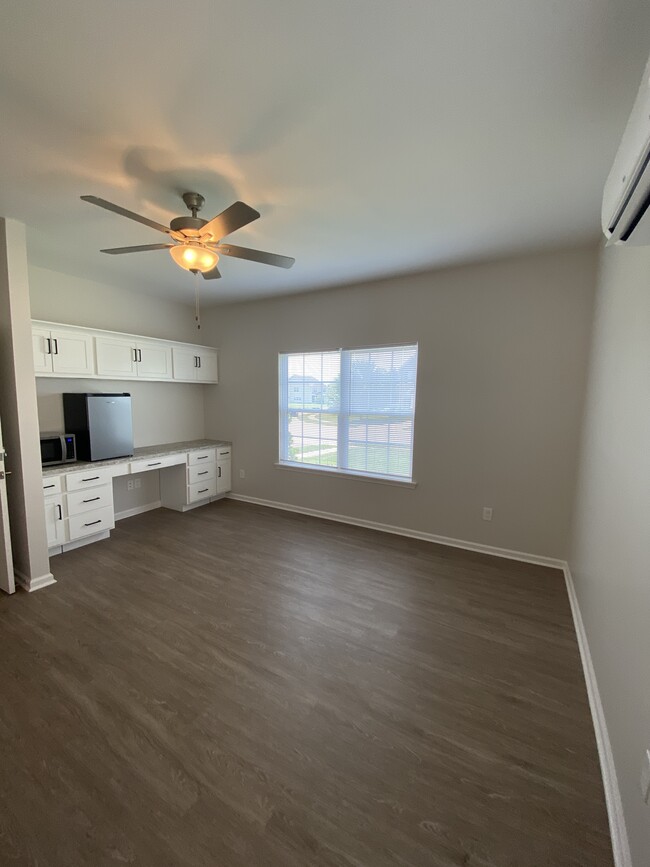 Silver Suite Bedroom - 433 Long Branch Ln