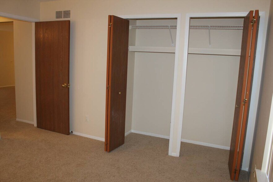 Building Photo - 1629 Emerson Cir