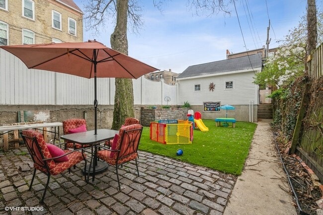 Building Photo - 1257 N Greenview Ave