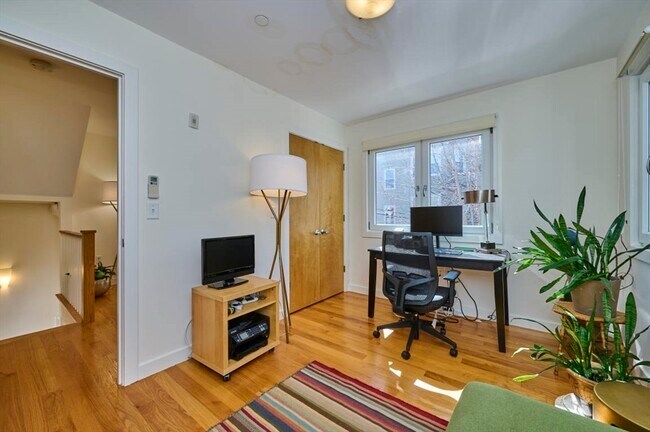 Building Photo - 13 Clary St