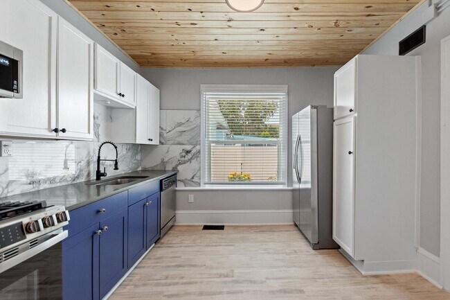 Building Photo - Charming 1 Bed, 1 Bath Apartment - All  Ut...