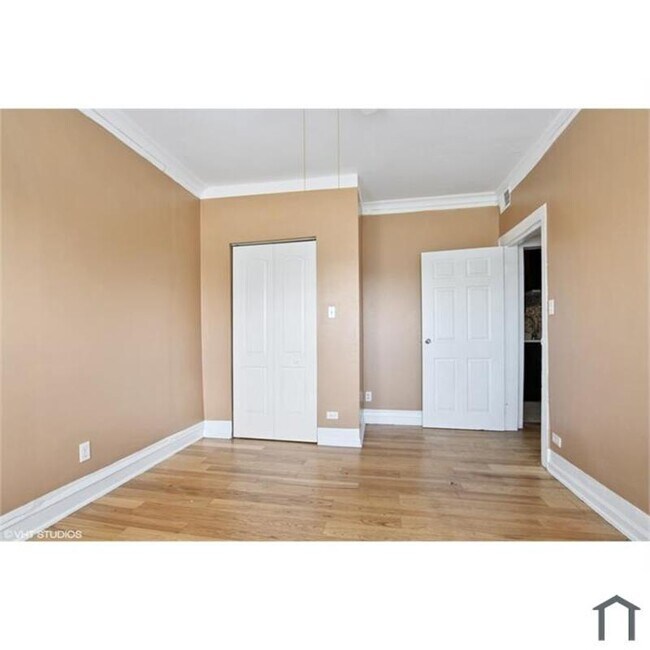 Building Photo - 1140 W 77th St