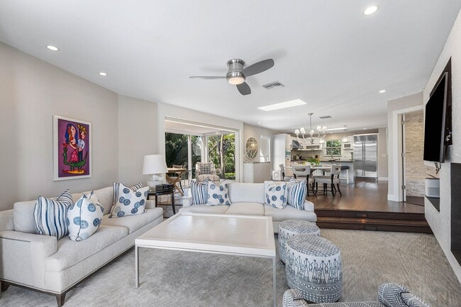 Building Photo - 811 Palm Trail