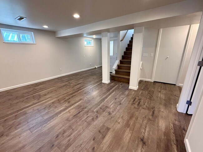 Building Photo - 3 Bedroom / 2 Bath Home - Bespoke Elegance in the University District!