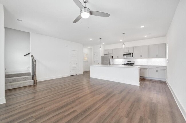 Building Photo - 2 Bedroom with Bonus Office!