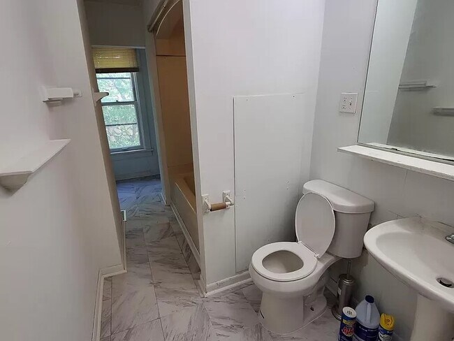 Building Photo - 576 Bay St