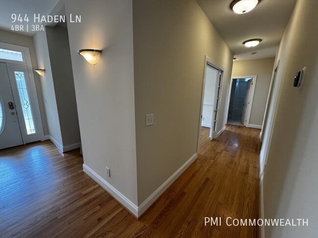 Building Photo - 3 Bed / 2 Bath Single Family with 1b1b in-...