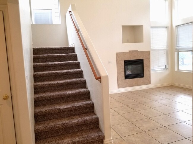Building Photo - Westside 4 Bed, 2.75 Bath Townhouse w/Gara...
