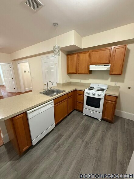 Building Photo - 881 Massachusetts Ave