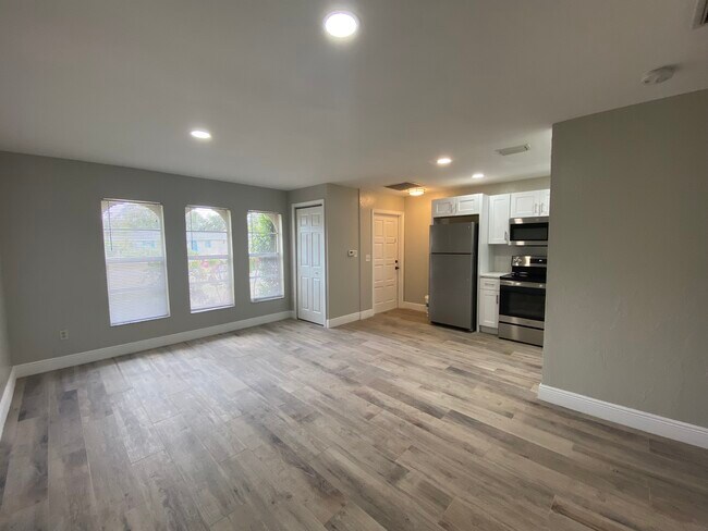 Building Photo - 2210 Marilyn Ln