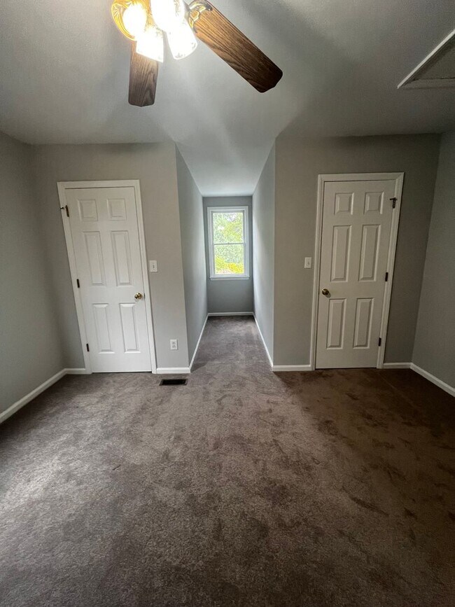 Building Photo - Three Bedroom located in the Ghent Neighborhood