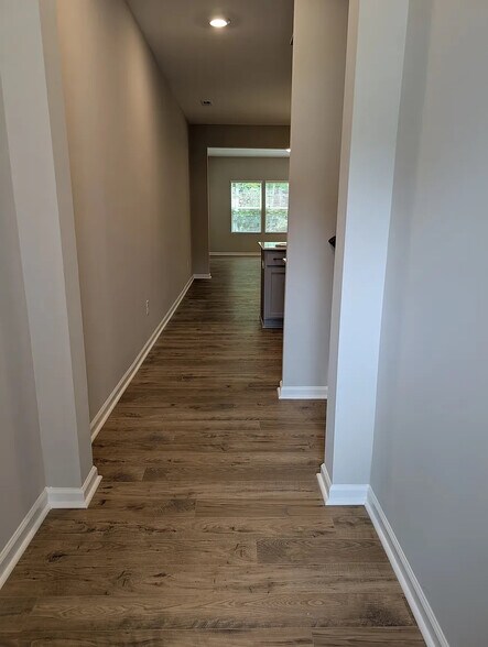 Building Photo - Room in Townhome on Reeves St