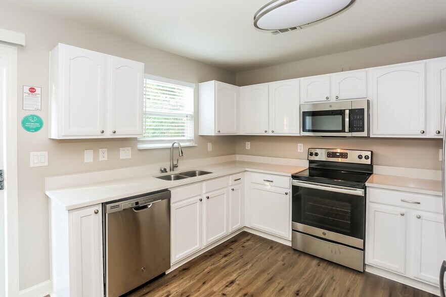 Building Photo - 11016 Thousand Oaks Dr