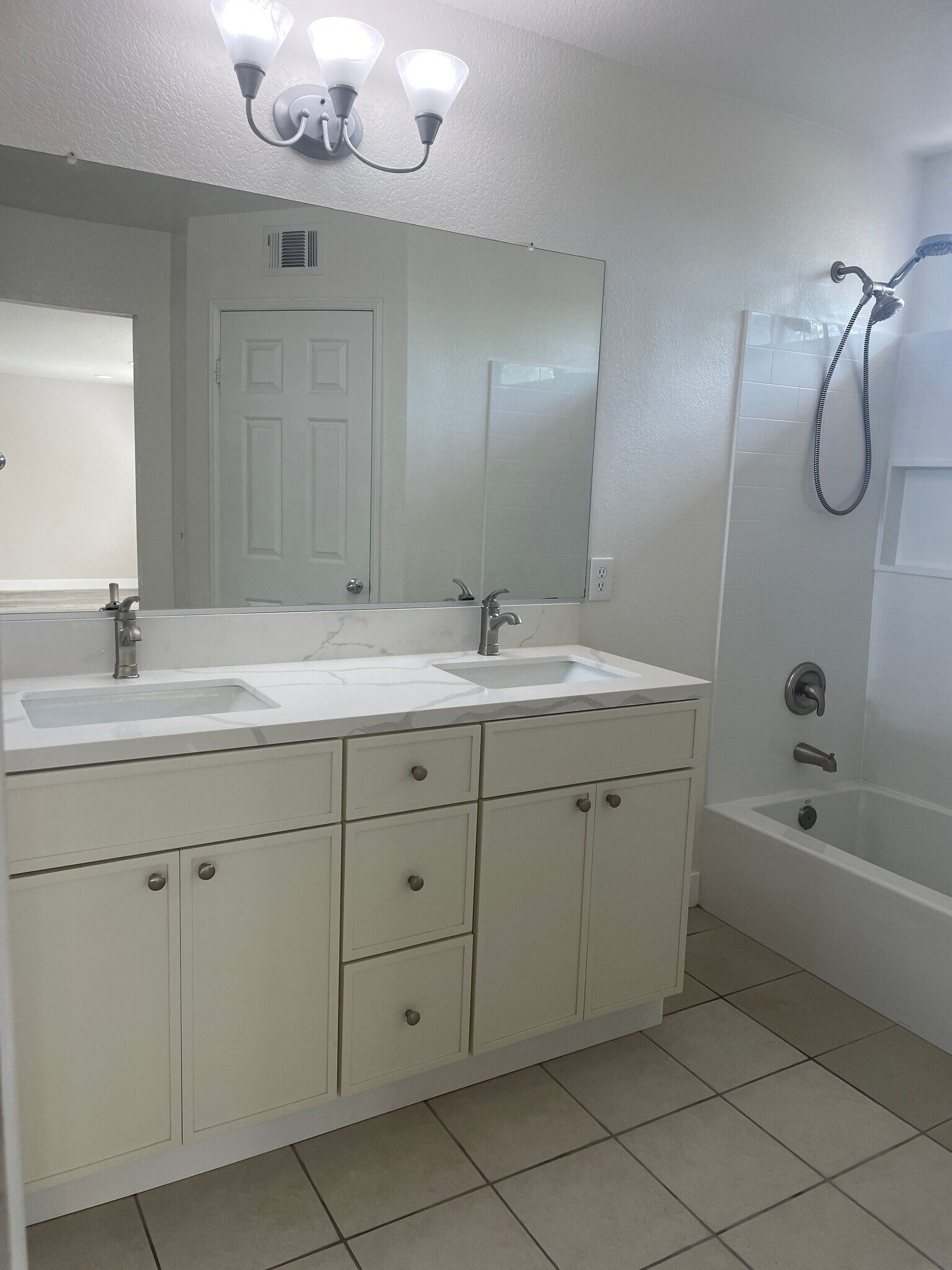 Building Photo - 6 Red Coat Pl