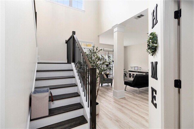 Building Photo - 1611 Hillside Bend Crossing